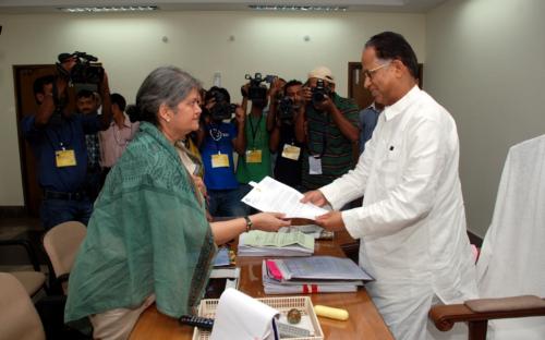 Hon’ble Chairperson Ms. Mamta Sharma alongwith Member Ms. Nirmala Samant Prabhavalkar submitted a list of recommendations to Assam Chief Minister Tarun Gogoi on the July 10th molestation of a girl in the Guwahati city