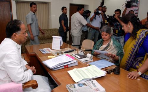 Hon’ble Chairperson Ms. Mamta Sharma alongwith Member Ms. Nirmala Samant Prabhavalkar submitted a list of recommendations to Assam Chief Minister Tarun Gogoi on the July 10th molestation of a girl in the Guwahati city