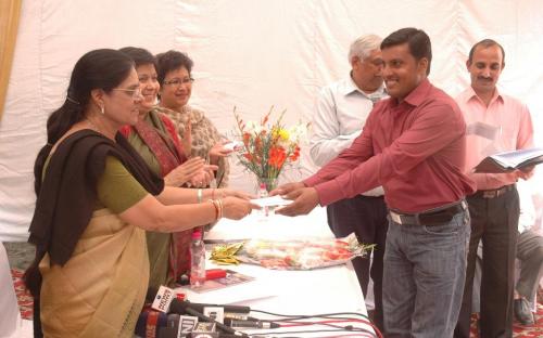 Shri Hari Shankar Sharma receiving the 2nd prize for Essay Competition by Dr. Girija Vyas, hon'bl Chairperson, NCW