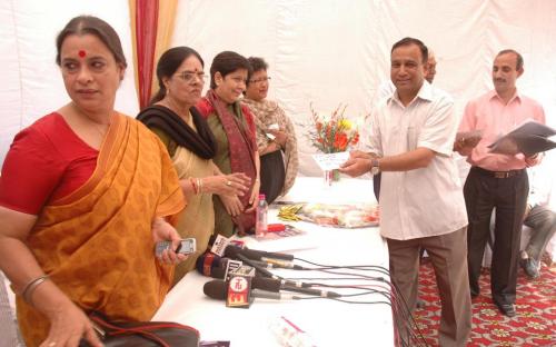 Shri Vibhash Tripathi receiving the 1st prize for Essay Competition by Dr. Girija Vyas, hon'bl Chairperson, NCW