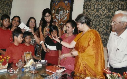 Left to Right: Smt. Asha Maheshwari - General Secretary of All India Marwari Mahila Samity , Ms. Sweta Indoria (Councilor KMC), Mrs. Alka Bangur- President All India Marwari Mahila Samity, Mrs. Mamta Sharma - Chairperson NCW, Mr. B. Newar - Chief Editor - Chhapte Chhapte with the Children of Asha Bhawan Centre- Kolkata